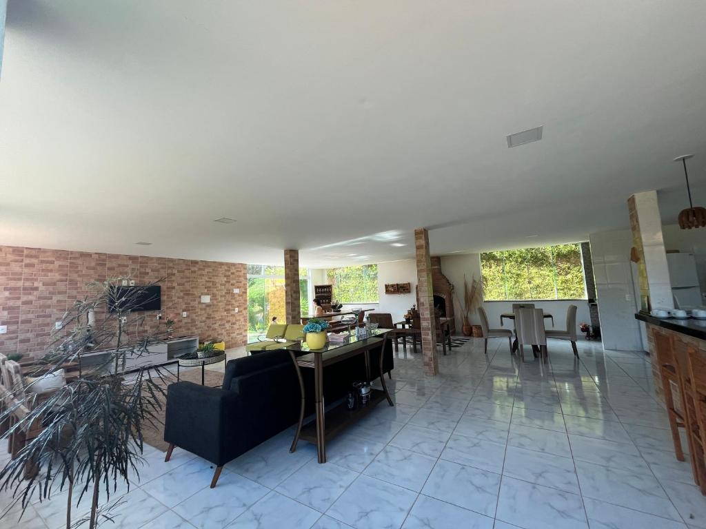 a large living room with a table and chairs at Sítio do Vovô Adão in Domingos Martins
