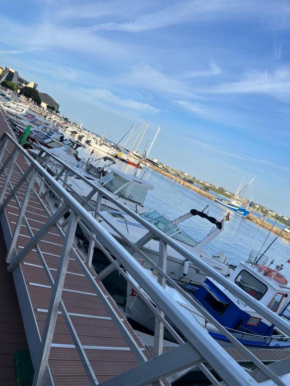 een boot is aangemeerd in het water naast een dok bij Recuncho do Susiño in Foz