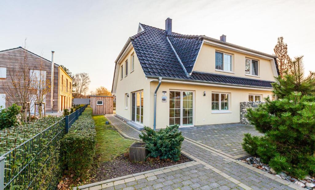 a white house with a black roof at Seeigel in Zingst