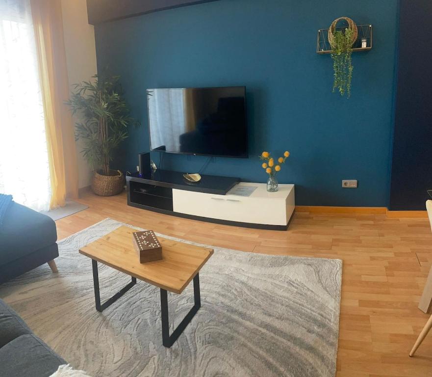 Televisyen dan/atau pusat hiburan di Machico Apt Moderno Familias ou Grupos