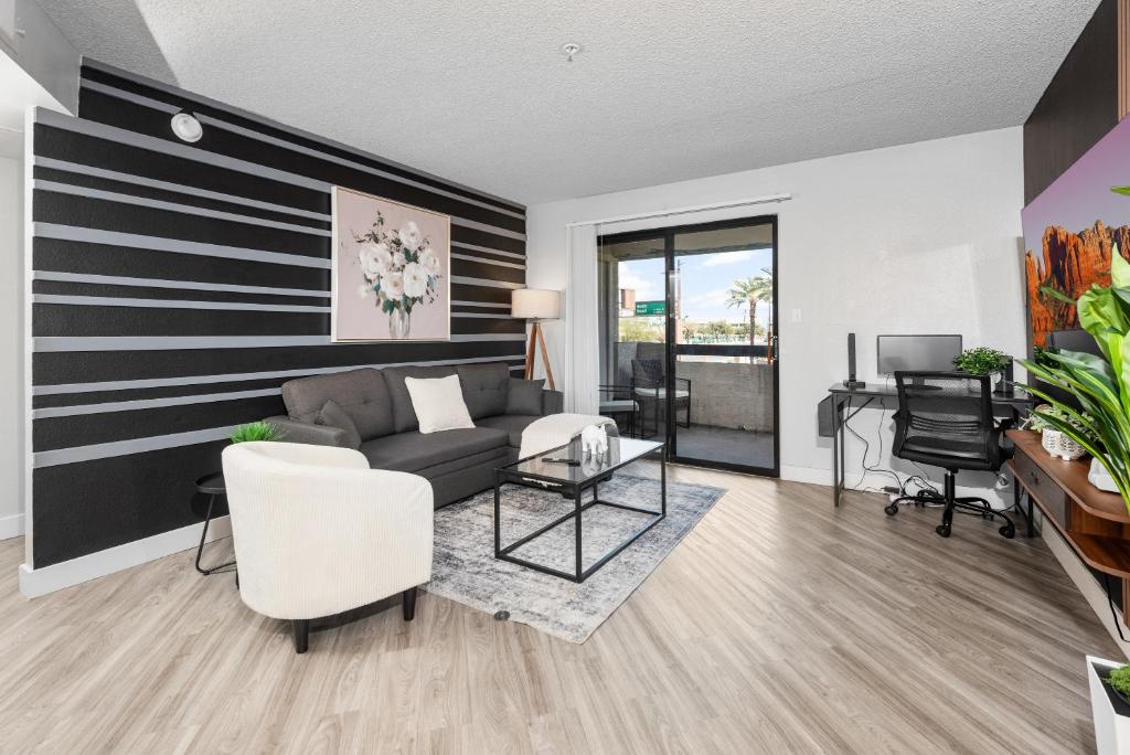 テンピにあるChill 2BR Near ASU, Pool, Grill, Parking,Pet Frndlyのリビングルーム(ソファ、デスク付)