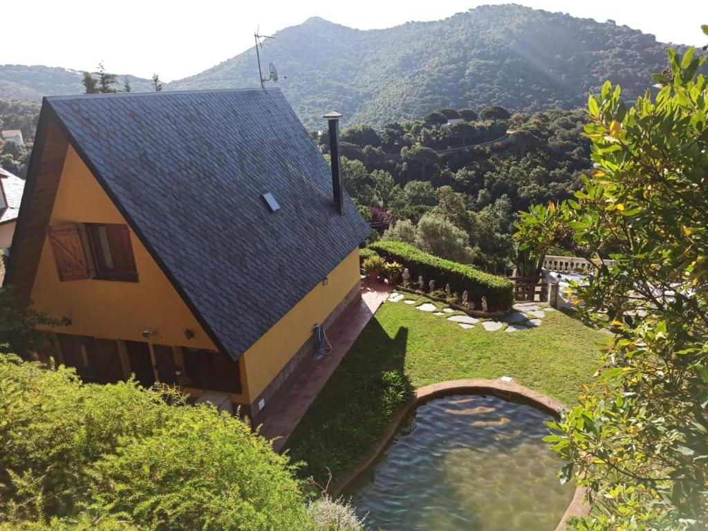 eine Luftaufnahme eines Hauses mit Swimmingpool in der Unterkunft Villa cascada in Sant Cebrià de Vallalta