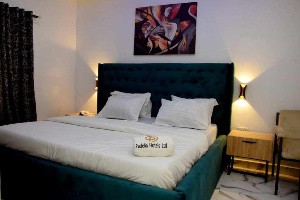 Postel nebo postele na pokoji v ubytování Hotel Padelia Apartment Airport Road Lagos