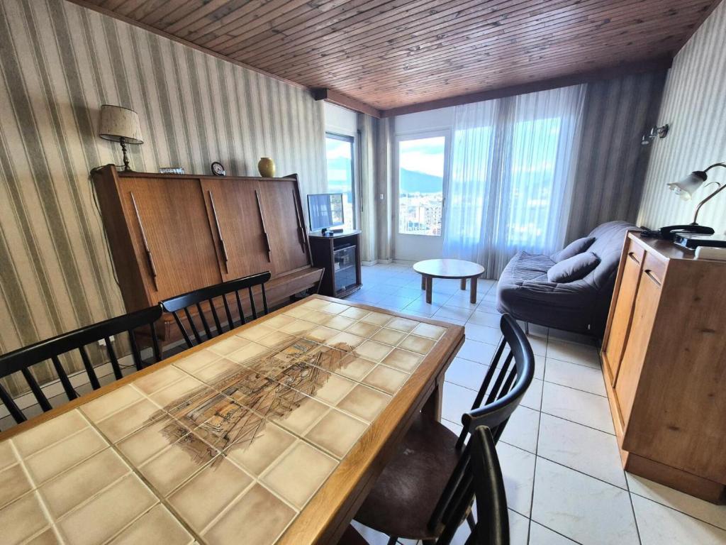 un salon avec une table et un canapé dans l'établissement Résidence Montcalm B - Belle vue dégagée pour ce logement ! MAE-6664, à Aix-les-Bains