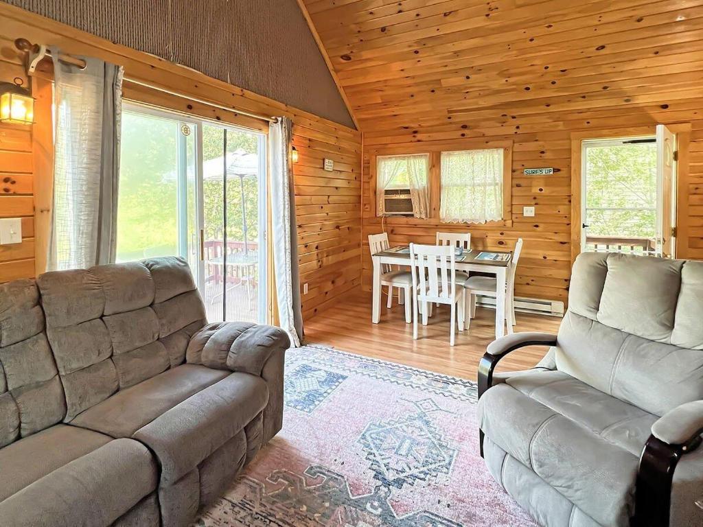 un salon avec un canapé et une table dans l'établissement Beach Daze Cottage, à York