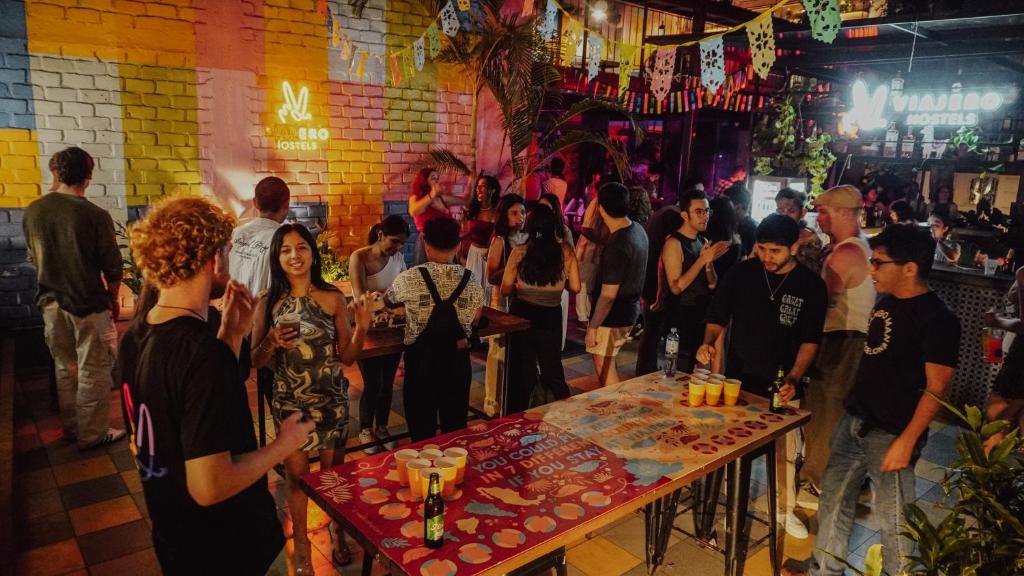利马Viajero Lima - Barranco Hostel的一群人站在一个房间里桌子旁