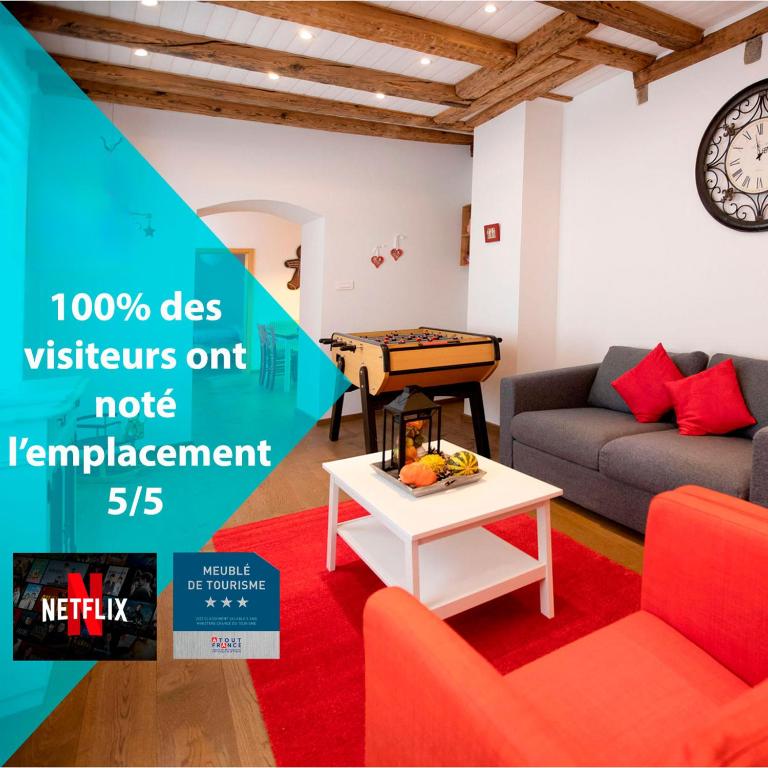 un salon avec un canapé et une table dans l'établissement Historic Center - Top location - Thoughtful Host, à Colmar