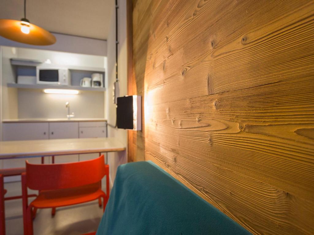 Televízia a/alebo spoločenská miestnosť v ubytovaní Studio rénové - Pied des pistes avec balcon et coin montagne - FR-1-346-360