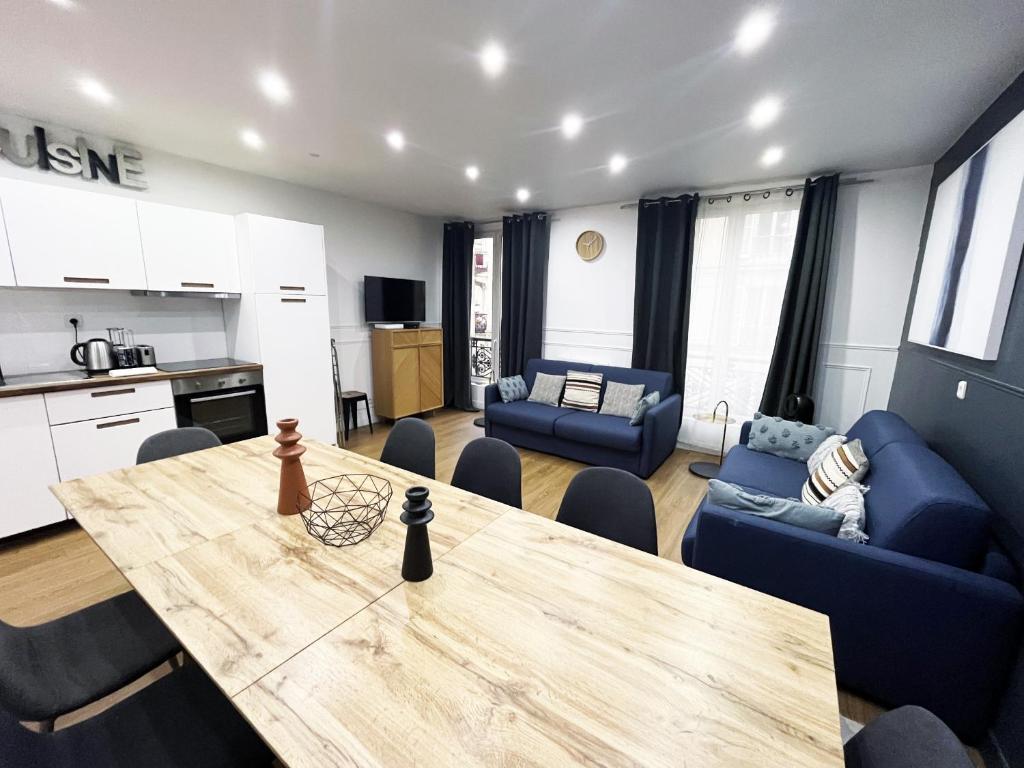 un salon avec une table et une cuisine dans l'établissement Urban Flat 17 - Pretty 3 BDR Flat in Paris Montorgueil, à Paris