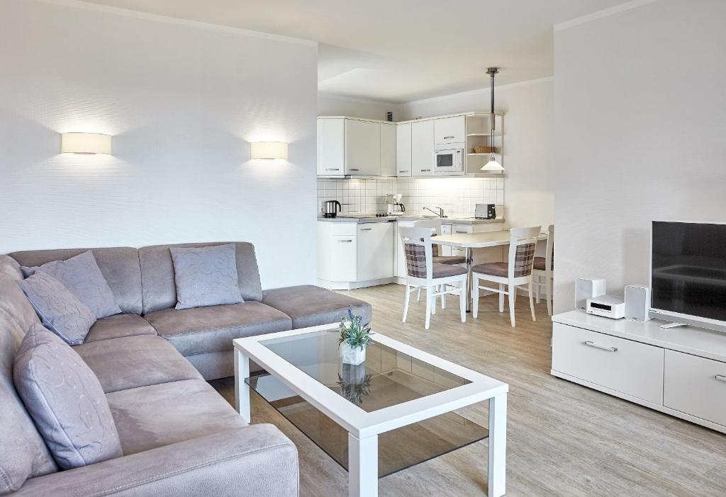 een woonkamer met een bank en een tafel bij STRANDIDYLL, 12 - Typ A2S in Grömitz