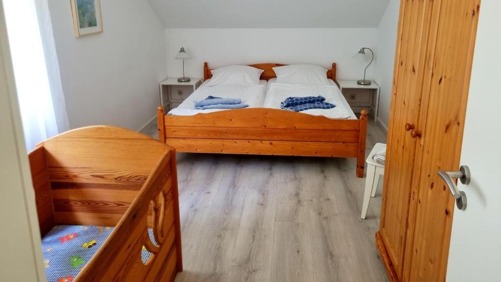 Postel nebo postele na pokoji v ubytování "Ferienhaus Vadersdorf" Wohnung 1