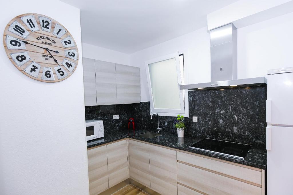 Kuchyň nebo kuchyňský kout v ubytování PINEDA BAHIA HomeStay by Turismar