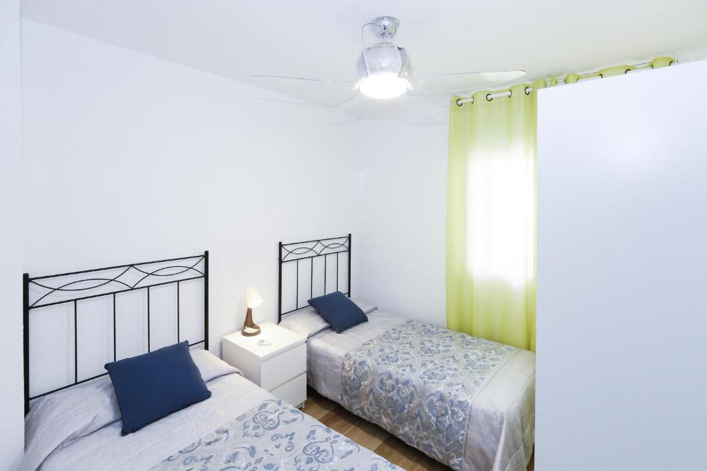 Postel nebo postele na pokoji v ubytování PINEDA BAHIA HomeStay by Turismar