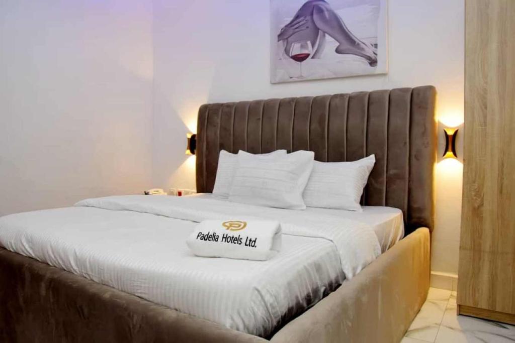 Postel nebo postele na pokoji v ubytování Hotel Padelia Apartment Airport Road Lagos