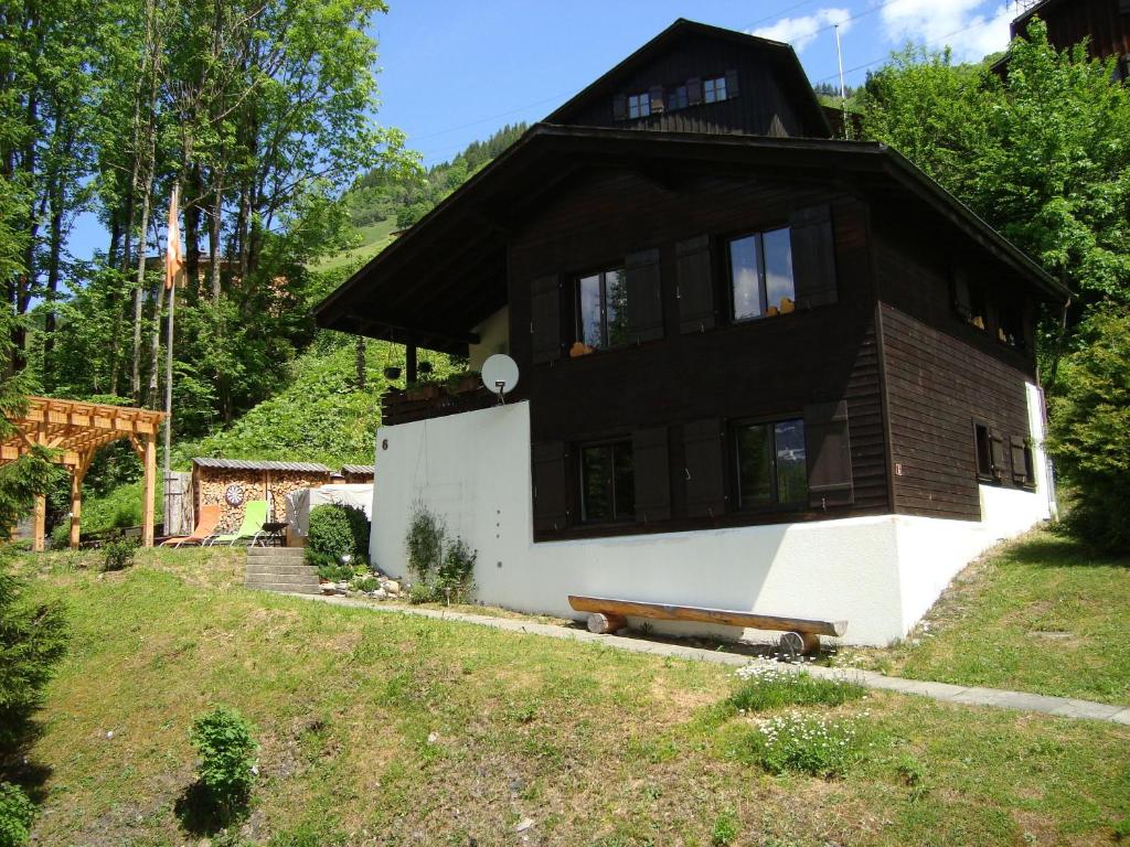 a house on a hill with a bench in front of it at Töniberg Lounge in Elm