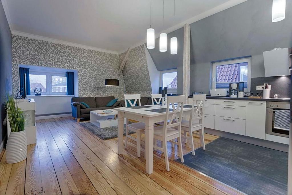 une cuisine et un salon avec une table et des chaises dans l'établissement "Villa Anker" 1 Etage - rechts, à Fehmarn