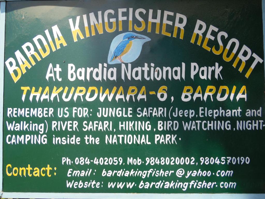 Una señal para un parque con un pájaro. en Bardia Kingfisher Resort, en Dhakela