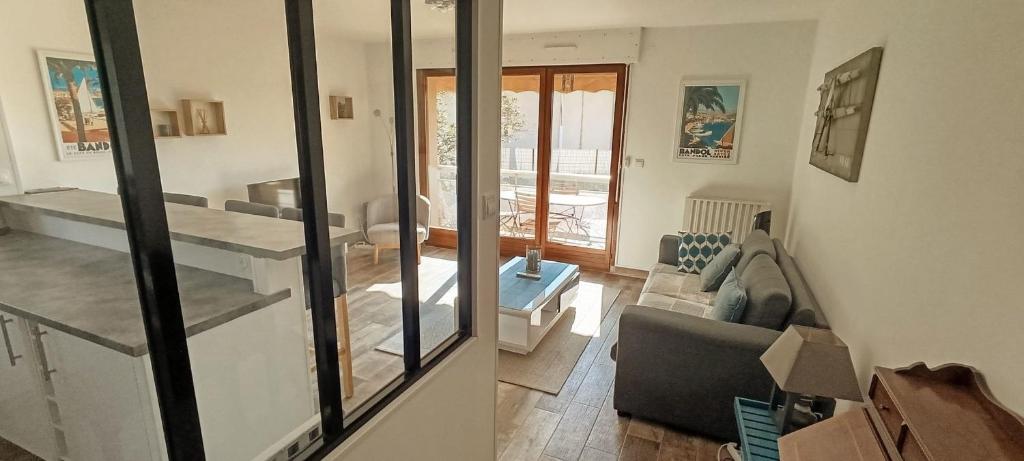 un salon avec un canapé et un miroir dans l'établissement 2-bedroom apartment near the beach, à Bandol