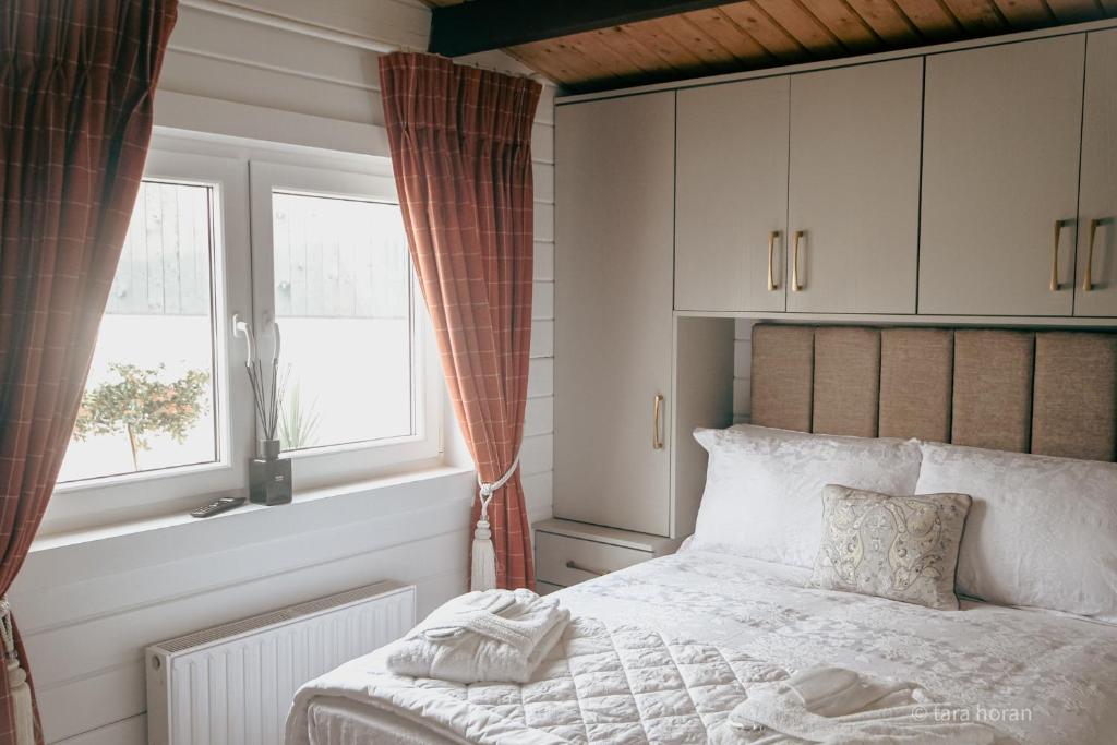 una camera da letto con un letto e due finestre di Danu Escape a Gneevgullia
