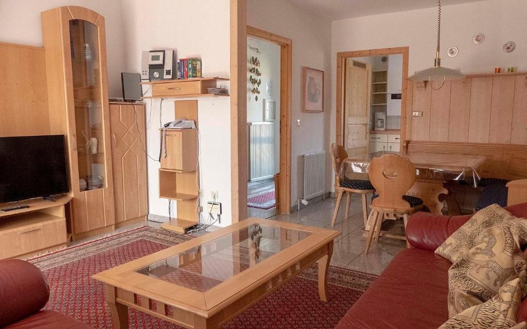 un salon avec un canapé et une table dans l'établissement Ferienhaus Nr 76, Kategorie Economy, Feriendorf Hochbergle, Allgäu, à Bichel