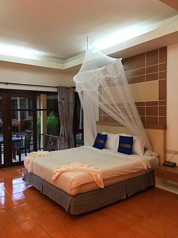 Кровать или кровати в номере Tonsai Bay Resort