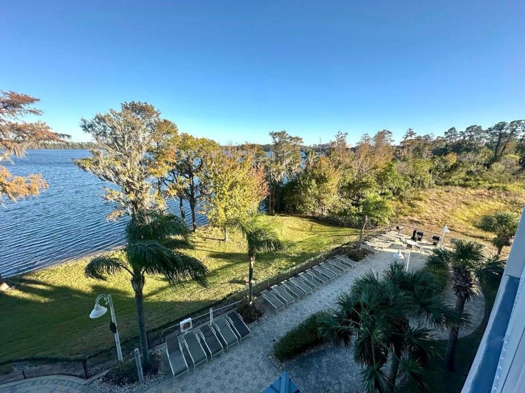 een luchtzicht op een park naast het water bij Heron Lake in Orlando