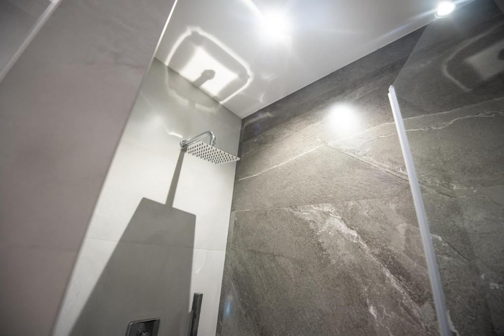 Koupelna v ubytování CHD Rooms