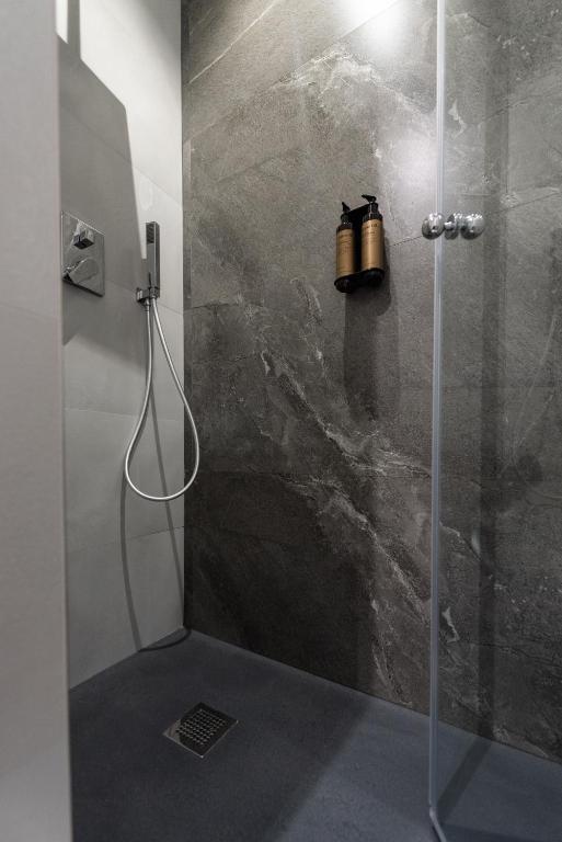 Koupelna v ubytování CHD Rooms