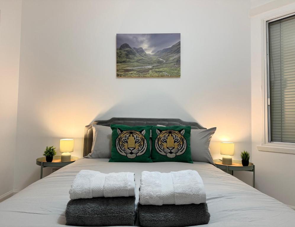 Ένα ή περισσότερα κρεβάτια σε δωμάτιο στο Cozy Central Flat at Prime Location with Free Private Parking