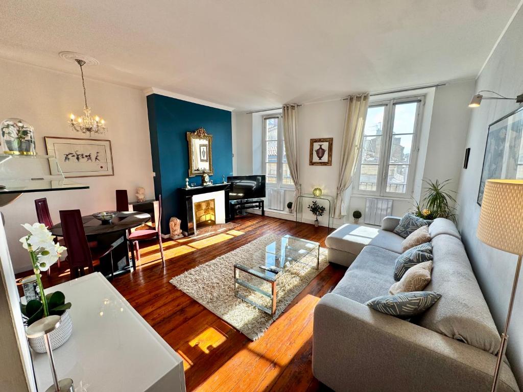 un salon avec un canapé et une cheminée dans l'établissement Bordorent Apartment, à Bordeaux