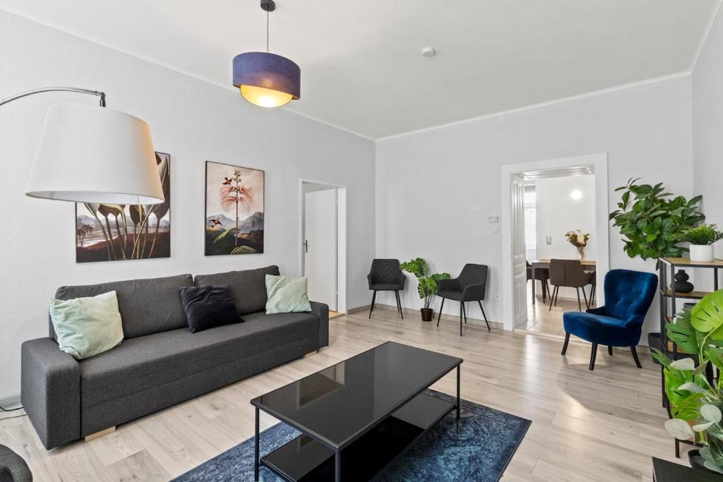 a living room with a couch and a table at Fast Wifi I 4 min to U3 Zipperer Straße in Vienna