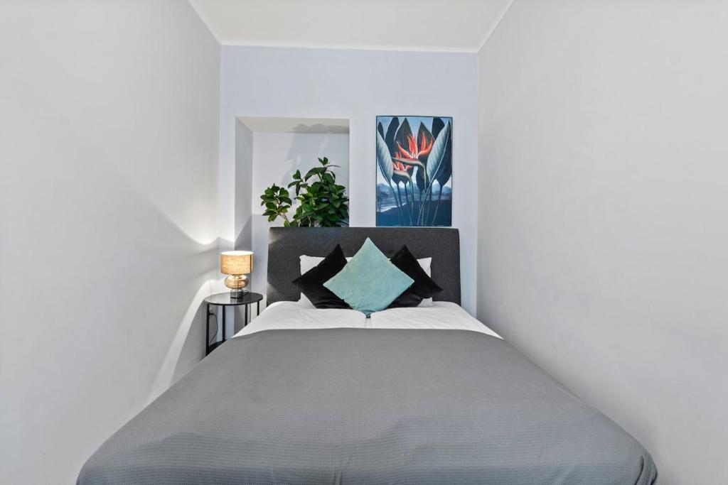 a bedroom with a large bed in a white room at Fast Wifi I 4 min to U3 Zipperer Straße in Vienna