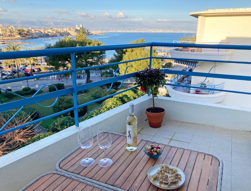 - un balcon avec une table et des verres à vin dans l'établissement Oasis 2-rooms flat with panoramic sea view - 3rd floor NO elevator, à Antibes