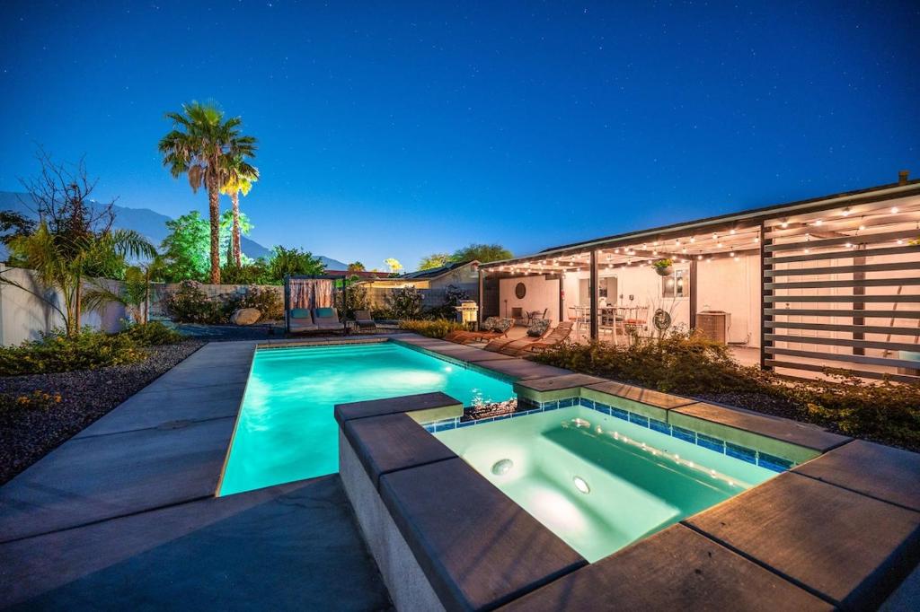 Πισίνα στο ή κοντά στο Indio Zen Retreat Pool Spa Home Sleeps