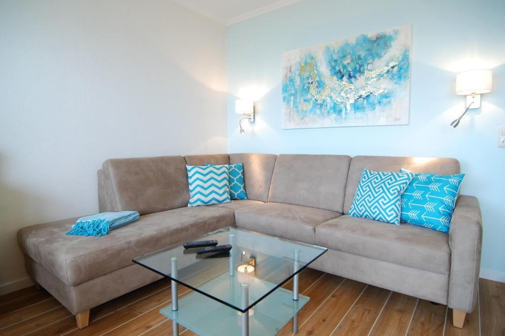 een woonkamer met een bank en een glazen tafel bij STRANDIDYLL, 58 - Typ A1S in Grömitz