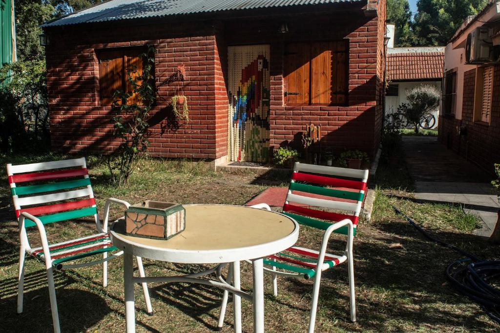 dos sillas y una mesa frente a una casa en Casas Mañanas de Sol, en Balneario Pehuén-Có