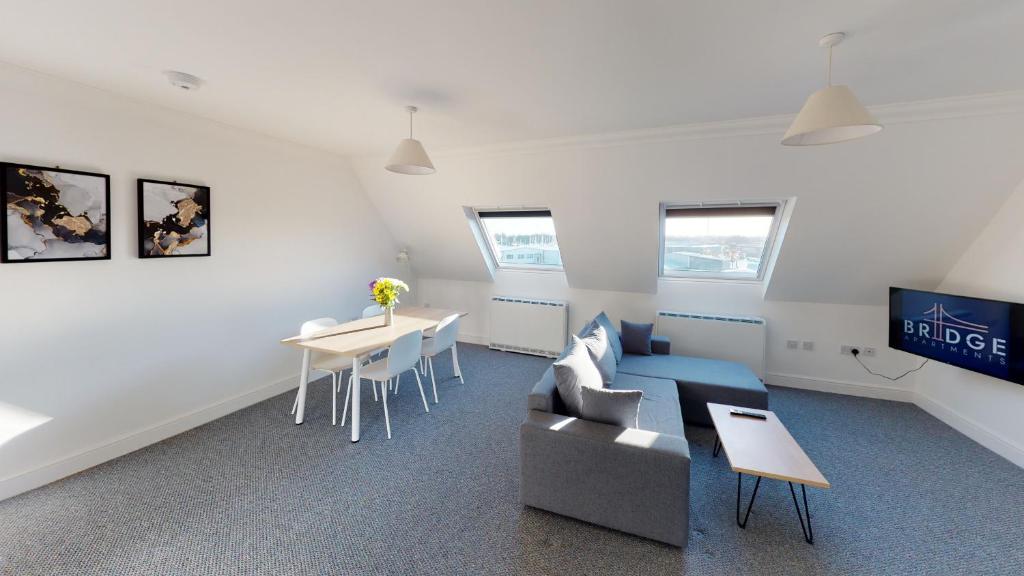 ein Wartezimmer mit einer Couch und einem Tisch in der Unterkunft K Suites - Bridge Apartments in Lowestoft