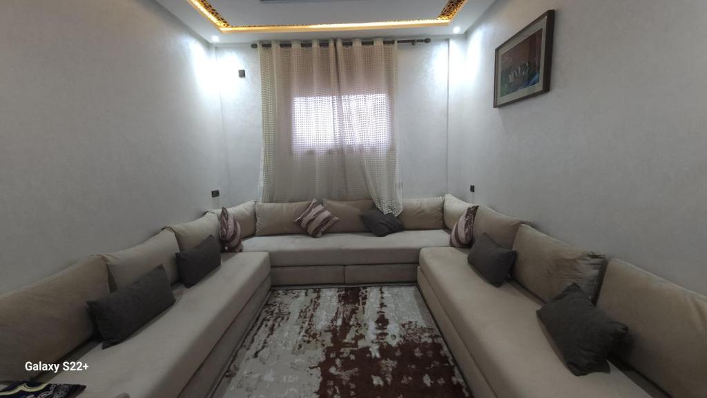 Posezení v ubytování Appartement 7 min de l'aéroport de Marrakech