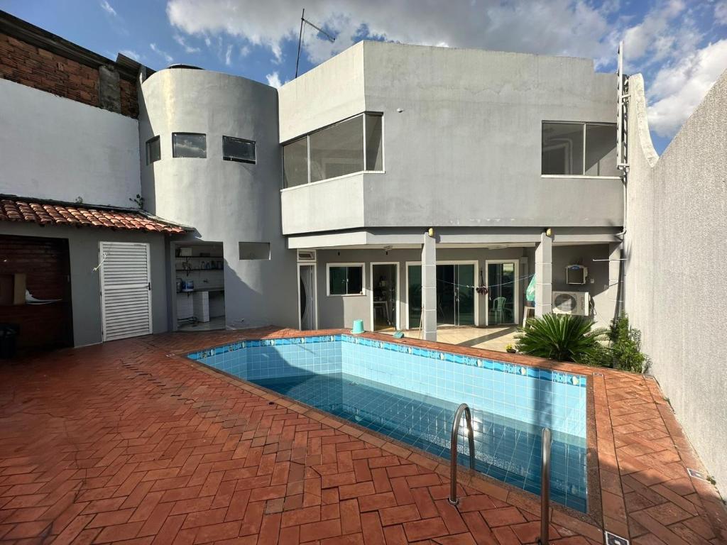 ein Haus mit einem Swimmingpool vor einem Haus in der Unterkunft Casa Belém COP30 5 quartos in Belém