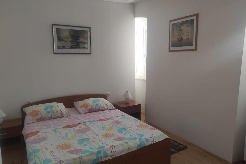 En eller flere senge i et værelse på Apartments by the sea Vodice - 23858