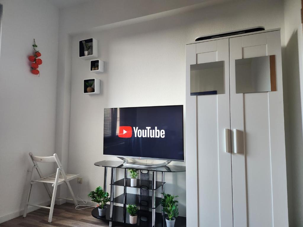 TV a/nebo společenská místnost v ubytování Cozy and Comfortable Private Room