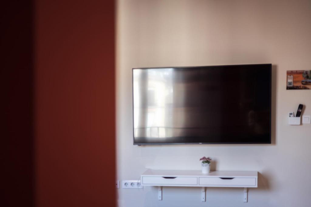 Televízia a/alebo spoločenská miestnosť v ubytovaní Apartamentos Reyes Católicos