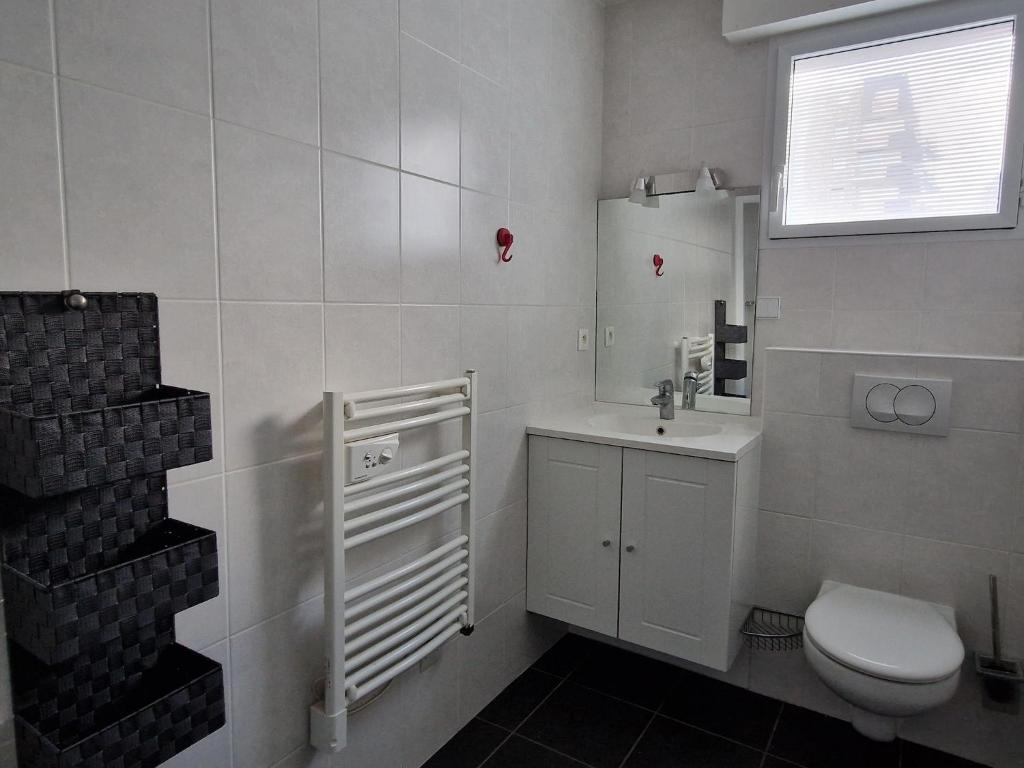 Kúpeľňa v ubytovaní Comfortable apartment, 50 m sandy beach