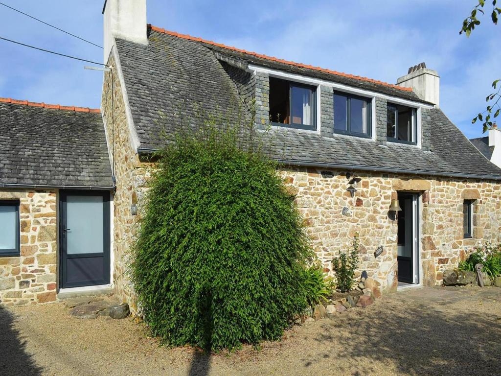 Photo de la galerie de l'établissement Natural stone house with maritime flair, à Plougasnou