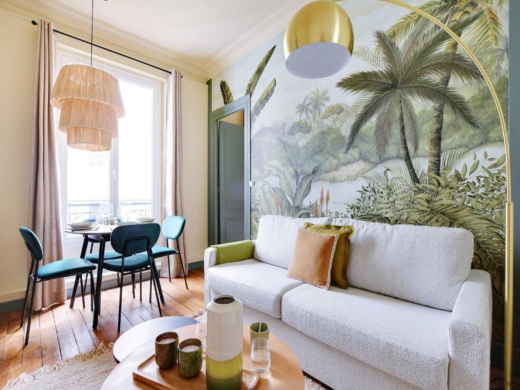 un salon avec un canapé et une table dans l'établissement Cozy flat 1 BDR 2P - Marais district, à Paris