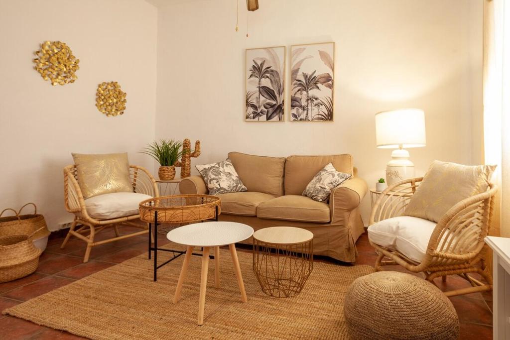 A seating area at SWEET HOME LOS BELONES