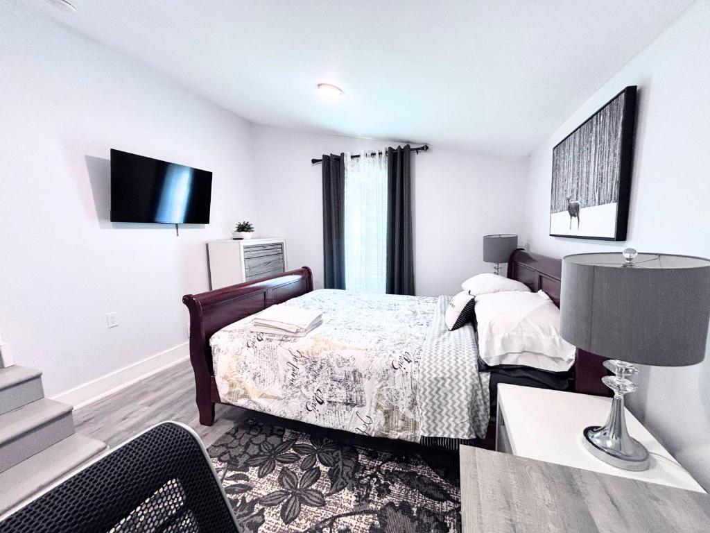 En eller flere senge i et værelse på Charming 3 BDRM in Charlotte - 1 mile to Uptown