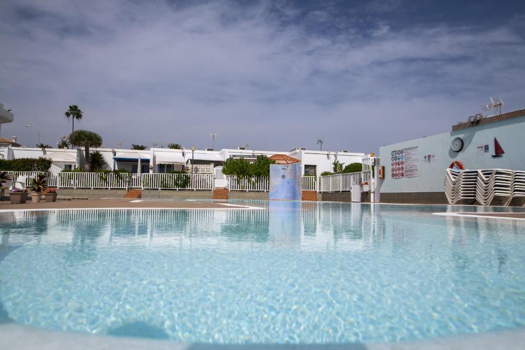 Bazén v ubytovaní G g spacious bungalow in maspalomas alebo v jeho blízkosti