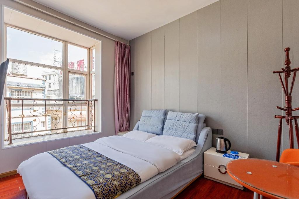 Postel nebo postele na pokoji v ubytování Kunming Panju Hotel Changshui Airport Branch