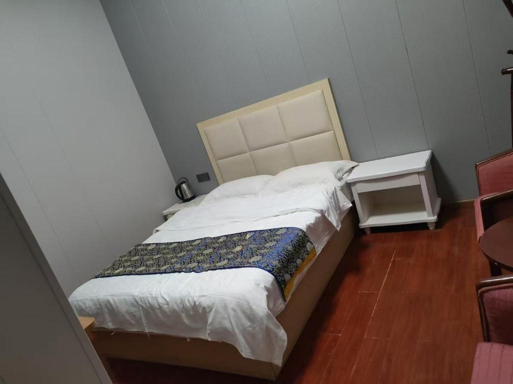 Postel nebo postele na pokoji v ubytování Kunming Panju Hotel Changshui Airport Branch